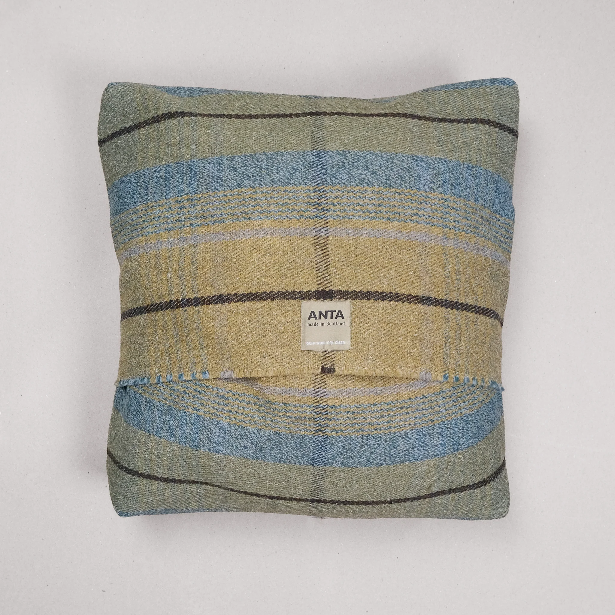 Duncan Macgillivray Pet Bed & Lead - Image 4