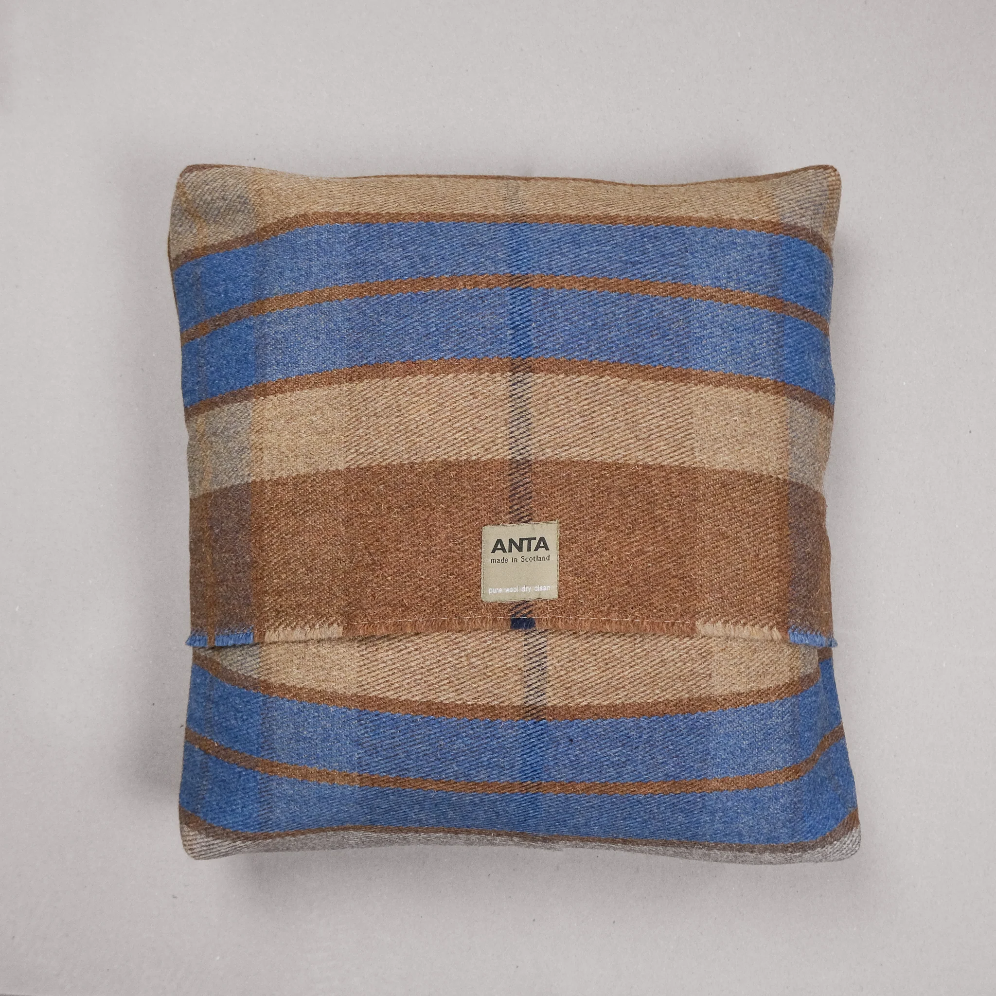 Jamie Fraser Pet Bed & Lead - Image 4