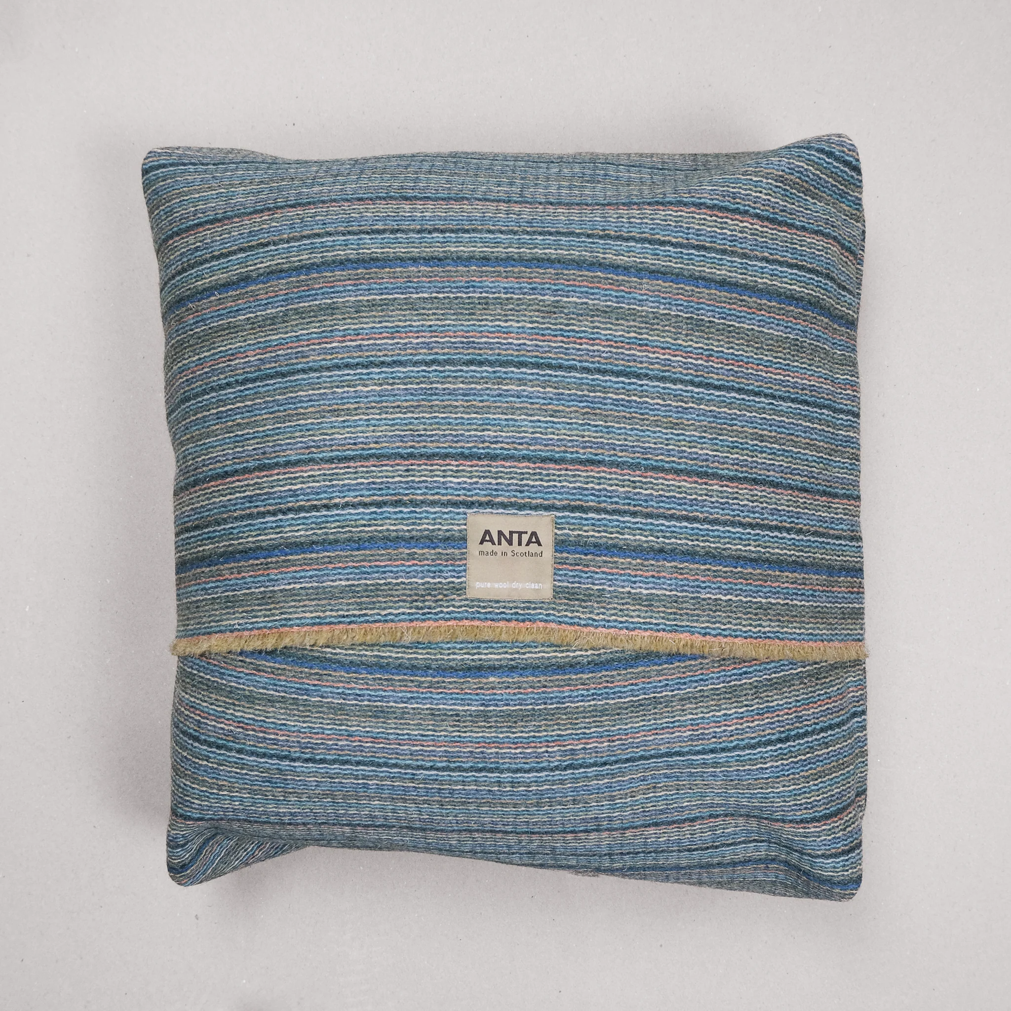 Mull Pet Bed & Lead - Image 4